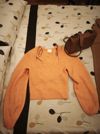 Conjunto Ropa: Jersey, vestido, camisas y bolso.