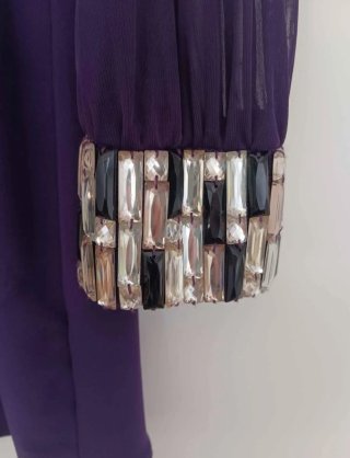 Vestido morado con mangas de tul y pedrería