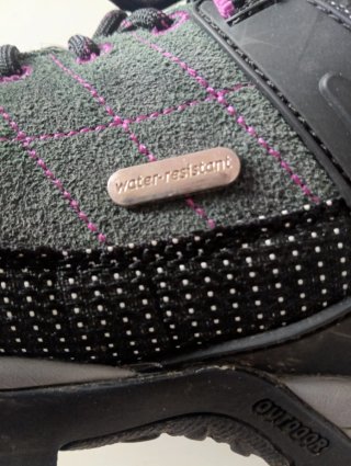 Zapatillas de montaña resistentes al agua