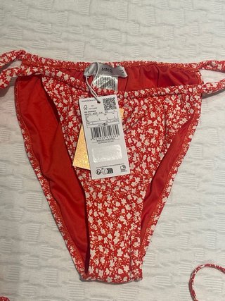 Bikini estampado floral rojo y blanco
