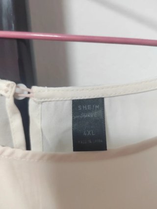 Blusa rosa y blanca con lentejuelas
