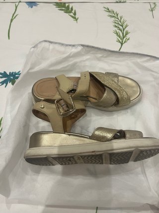 Sandalias Geox Beige y Doradas