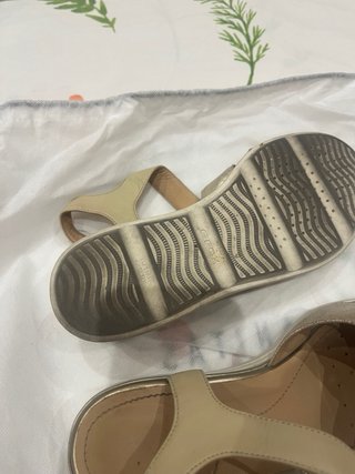 Sandalias Geox Beige y Doradas