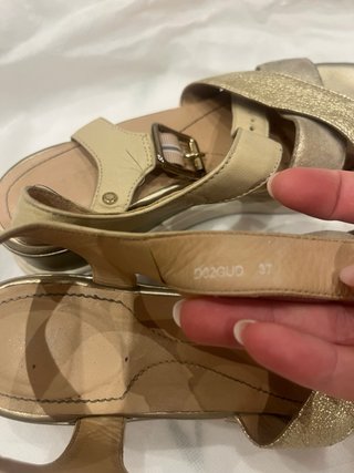 Sandalias Geox Beige y Doradas