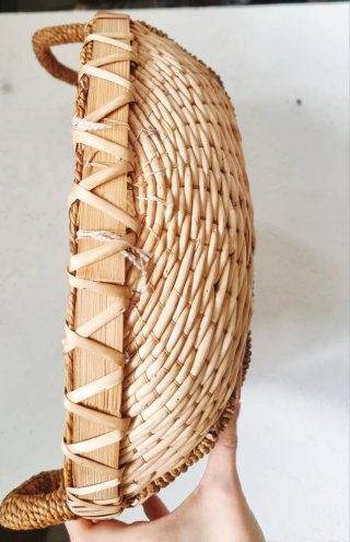 Cesto grande in vimini artigianale.