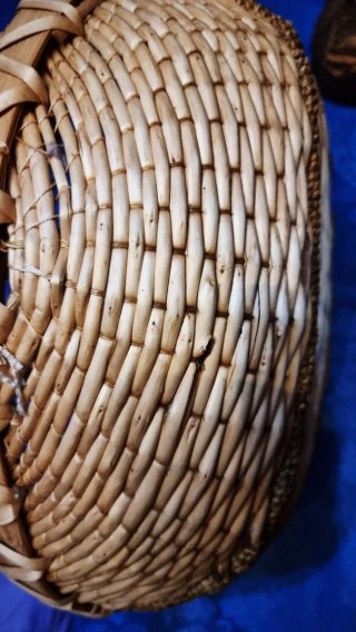 Cesto grande in vimini artigianale.