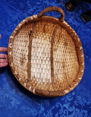 Cesto grande in vimini artigianale.