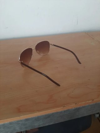 Gafas de sol aviador doradas y marrones