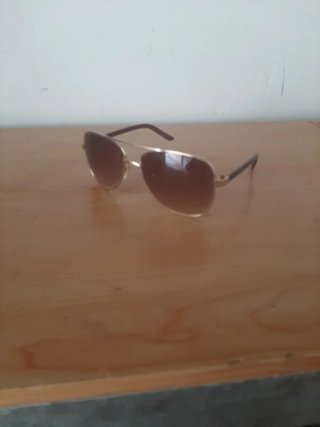 Gafas de sol aviador doradas y marrones