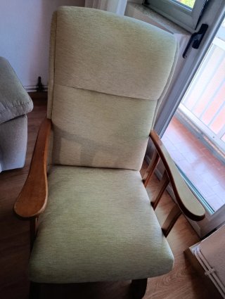Sillón de tela y madera.