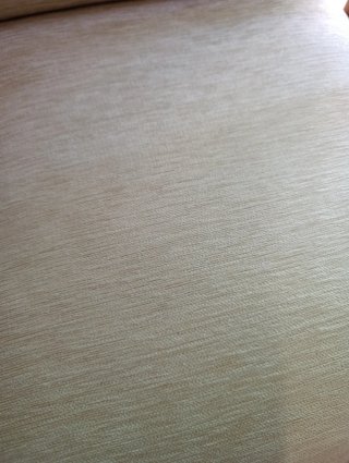 Sillón de tela y madera.