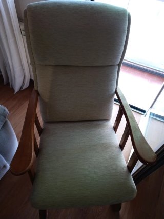 Sillón de tela y madera.