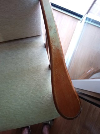 Sillón de tela y madera.