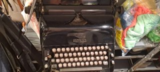 Máquina de escribir Adler antigua