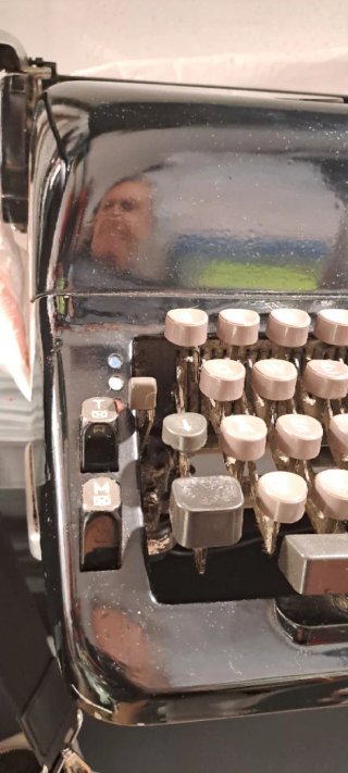 Máquina de escribir Adler antigua