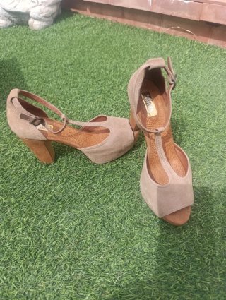 Zapatos de tacón beige