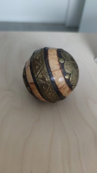 Bola decorativa hueso y metal