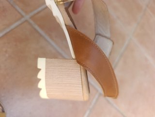 Sandalias doradas y marrones