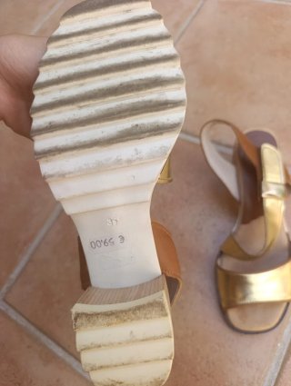 Sandalias doradas y marrones