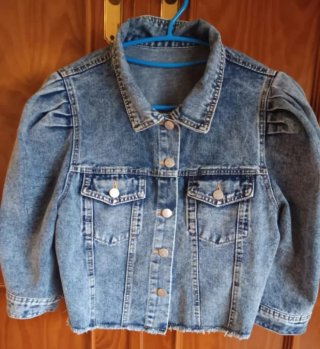 Chaqueta vaquera con hombros abullonados