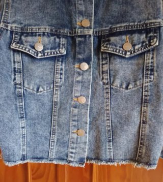 Chaqueta vaquera con hombros abullonados