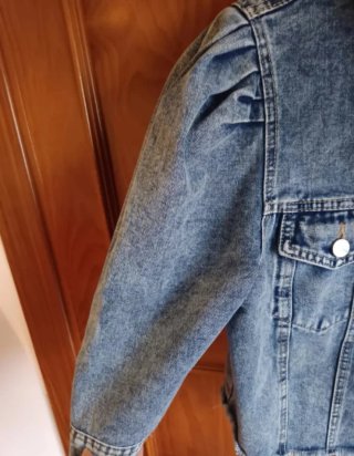 Chaqueta vaquera con hombros abullonados