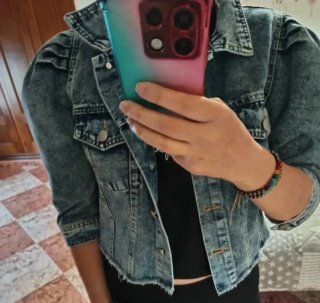 Chaqueta vaquera con hombros abullonados