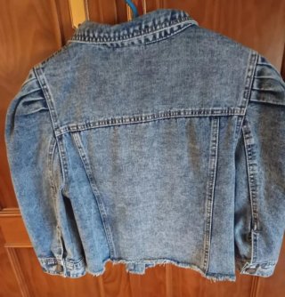 Chaqueta vaquera con hombros abullonados