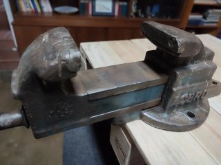 Tornillo de banco ARNO 14 cm