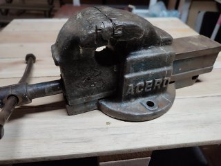 Tornillo de banco ARNO 14 cm