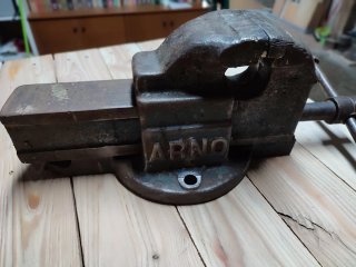 Tornillo de banco ARNO 14 cm