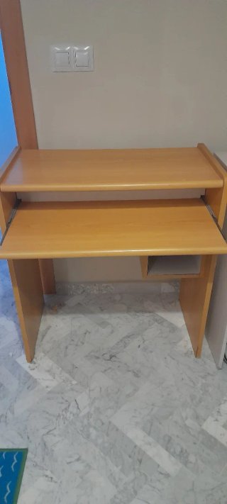 Escritorio de madera con cajón