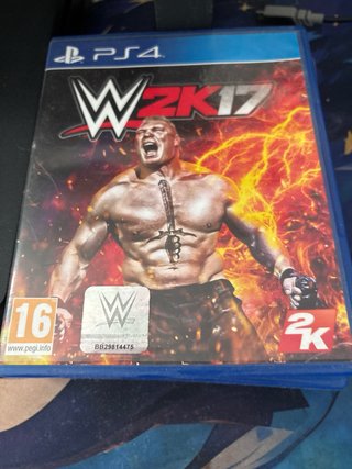 PS4 Negra + 2 mandos + 5 Juegos