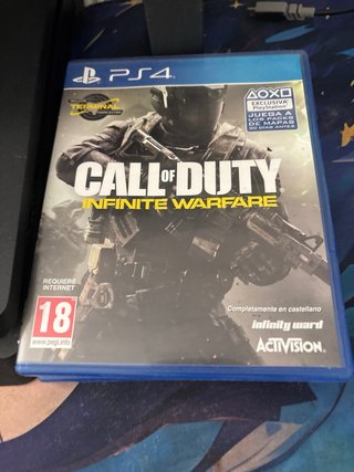 PS4 Negra + 2 mandos + 5 Juegos