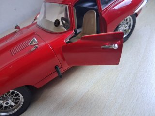 Modellino Auto Jaguar E-Type Rosso 1961 Bburago