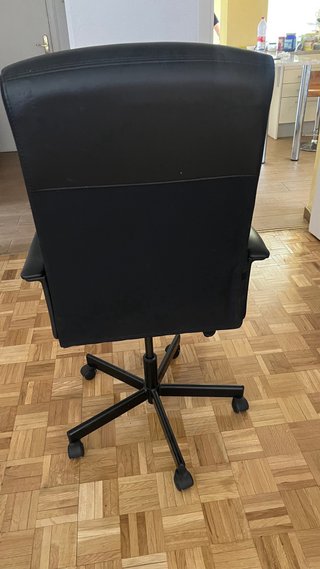 Silla de oficina giratoria negra