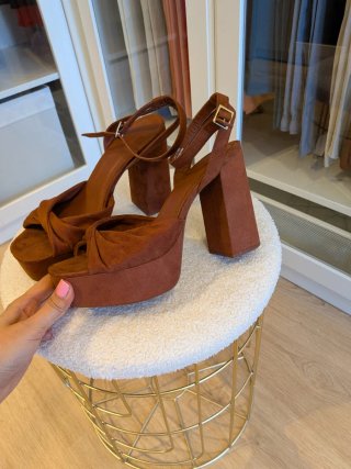 Sandalias de tacón marrón