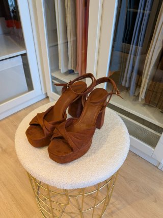 Sandalias de tacón marrón