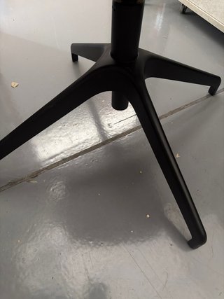 Silla de oficina negra y gris