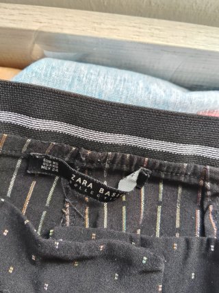 Pantalón negro estampado Zara