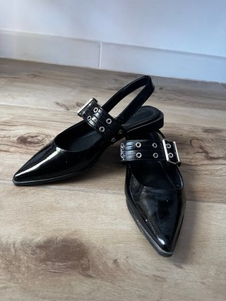 Zapatos planos negros charol con hebilla ajustable