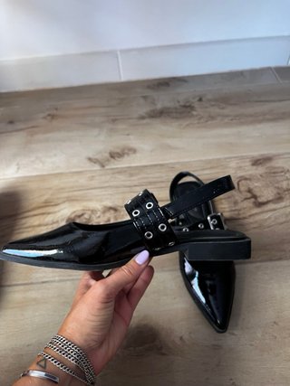 Zapatos planos negros charol con hebilla ajustable