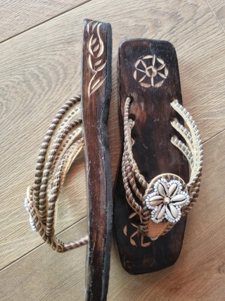 Sandalias de Bali de madera con conchas