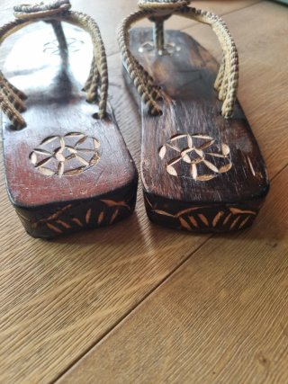 Sandalias de Bali de madera con conchas