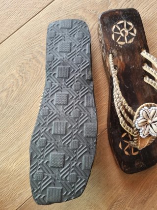 Sandalias de Bali de madera con conchas