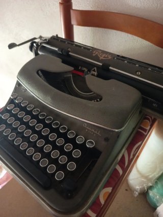 Máquina de escribir Regia antigua