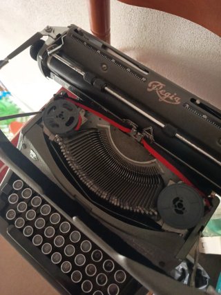 Máquina de escribir Regia antigua