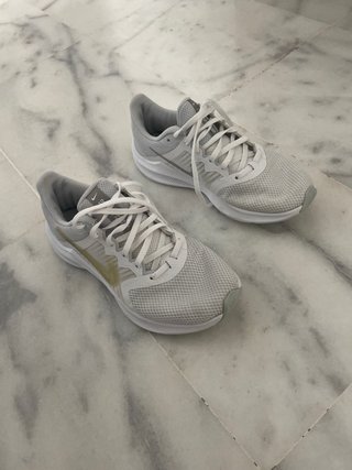 Zapatillas Nike Running Blancas y Doradas