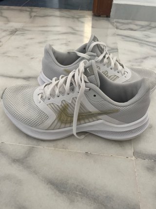 Zapatillas Nike Running Blancas y Doradas