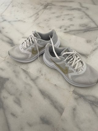 Zapatillas Nike Running Blancas y Doradas